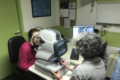 Una pacient se sotmet a una prova amb un dels nous aparells de l'hospital de la Seu.