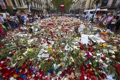 Imagen de archivo de las ofrendas florales a las víctimas del atentado de Les Rambles.