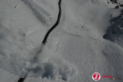 Uno de los aludes provocados ayer en el puerto de la Bonaigua.