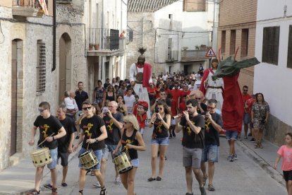 Música y teatro en Arbeca  -  La localidad de Les Garrigues abrió ayer sus festejos con un pasacalles que hizo las delicias de decenas de vecinos. Los ‘gegants’ y la compañía de teatro La Cremallera fueron los encargados de animar a los má ...