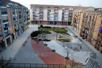 Vista de la plaza Balàfia, situada en la parte antigua del barrio, ayer por la tarde.