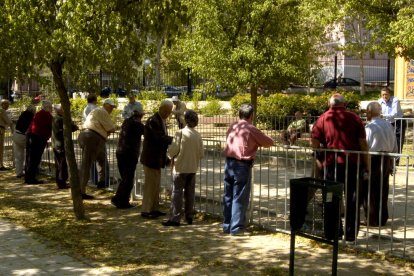 Imatge d’arxiu de pensionistes jugant a la petanca en un parc.