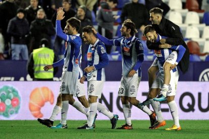 Los jugadores del Espanyol celebran su pase a cuartos de la Copa.