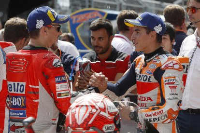 Jorge Lorenzo felicita a Marc después de la ‘pole’ conseguida por su futuro compañero de equipo.