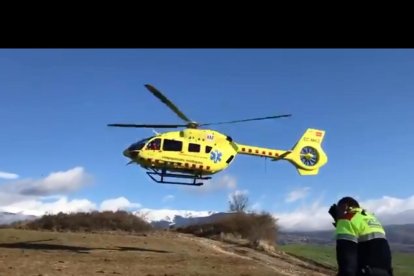 Vista del helicóptero del SEM que trasladó a la conductora herida grave en Bellver de Cerdanya. 