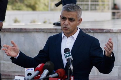 L’alcalde de Londres, Sadiq Khan, parlant amb els mitjans.