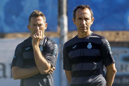 Juan Carlos Oliva, en un entrenament amb l’Espanyol al costat de l’exblau Raúl Tamudo.