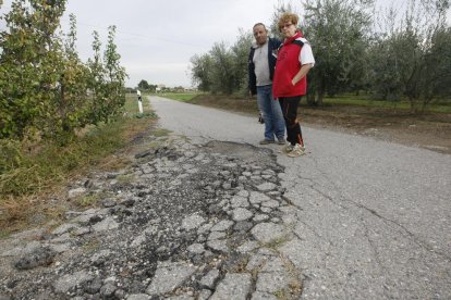 Veïns del Camí de Boixadors, al costat del clot que hi ha a la calçada.