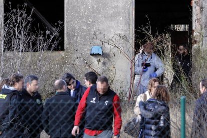 Los investigadores, ayer, en la nave de Rianxo.