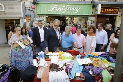 El nou alcalde de Lleida, Fèlix Larrosa, ha visitat el Mercat de les Rebaixes de l'Eix Comercial.