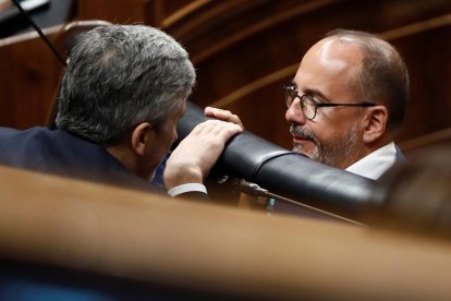 El portavoz del PDeCAT en el Congreso, Carles Campuzano, conversa con el ministro del Interior, Fernando Grande Marlaska.