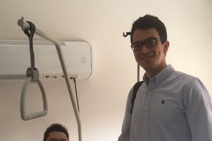 Arnau Farré, junto al doctor Joan Pijoan, tras ser intervenido de la rodilla izquierda.