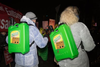 Ciutadans del moviment de l'organització ecologista Campact protesten davant el Palau de Belleuve a Berlín, Alemanya.