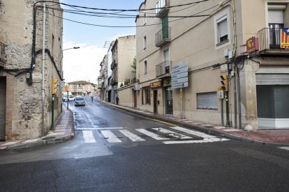 El carrer Victòria, que l’ajuntament de Cervera es planteja remodelar.