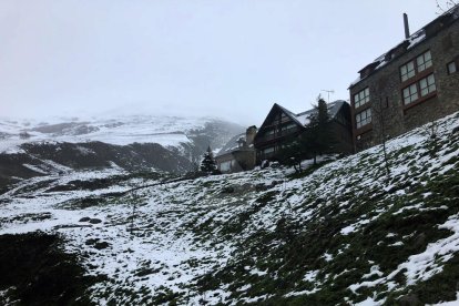 Nieve este martes en la cota 1.700 de Baqueira