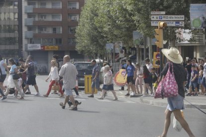 Las obras del carril bici dificultan el acceso a varios centros educativos de la capital.