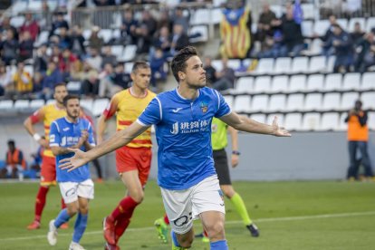 Pedro Martín celebra su primer gol después de transformar una pena máxima que había provocado Fernando Cano.