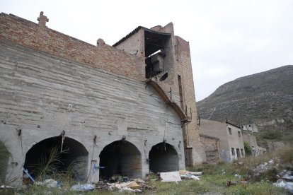 L’edifici més gran, a mig quilòmetre del poble de la Granja d’Escarp.