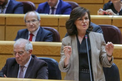 La vicepresidenta, Carmen Calvo, ayer en el Senado, con el ministro Borrell y el expresident Montilla.