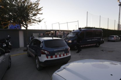 Vehículos policiales el domingo en los accesos al campo del Borges.