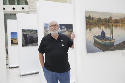 Llorenç Melgosa, ayer en la Biblioteca durante la apertura al público de su muestra fotográfica. 