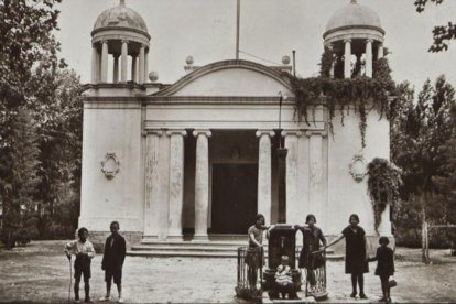 Niños en las puertas de la biblioteca de Les Borges.