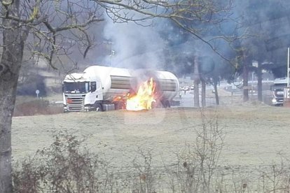 El camió cisterna, incendiat en un pàrquing al costat de l'N-230.