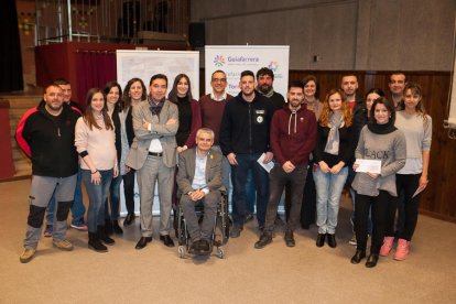 Un moment de l’acte d’entrega dels ajuts amb l’alcalde.