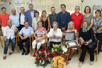 La cumpleañera Trinidad Pont Brufau  junto con las autoridades en la residencia Sant Antoni de Tàrrega.