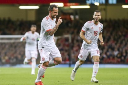 Paco Alcácer celebra un dels dos gols que va marcar ahir amb la selecció espanyola.