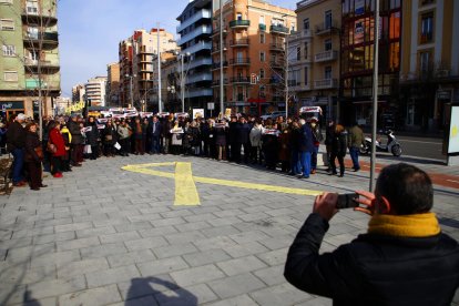 Mobilització a Lleida - Personal del departament de Cultura a Lleida i l’Associació de Treballadors i Treballadores de la Generalitat en Defensa de les Institucions Catalanes (ADIC) es va concentrar ahir a la plaça Pau Casals de la capital del ...