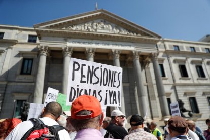 Mobilització de pensionistes davant del Congrés, ahir.