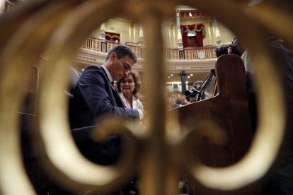 Pedro Sánchez junto a la vicepresidenta, Carmen Calvo, ayer en el Congreso de los Diputados.