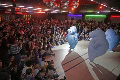 La compañía Zum Zum Teatre deleitó a los más pequeños ayer con su espectáculo Hippos. 