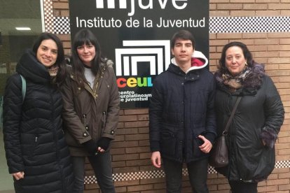 Els dos estudiants, amb les tutores, seleccionats en el Certamen de Joves Investigadors.