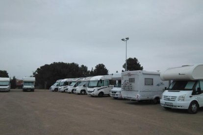 Les autocaravanes estacionades a la nova zona al febrer.