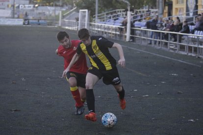 Un jugador del Pardinyes defiende la posesión del balón tras la presión de un contrincante.