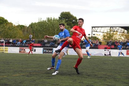 Un jugador del Alpicat y otro del Alcarràs pugnan por un balón durante el partido.