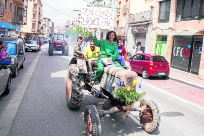 El desfile incluyó una despedida de soltera en la que la novia, encima del tractor, pedía la bendición. 