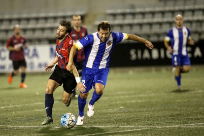 Un jugador del Vilanova i la Geltrú intenta desfer-se de la pressió exercida per un jugador del Tàrrega.