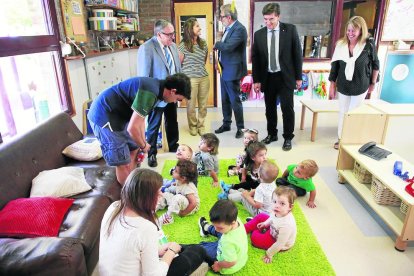 L’alcalde i el delegat d’Ensenyament, a l’escola bressol dels Magraners el primer dia d’aquest curs.