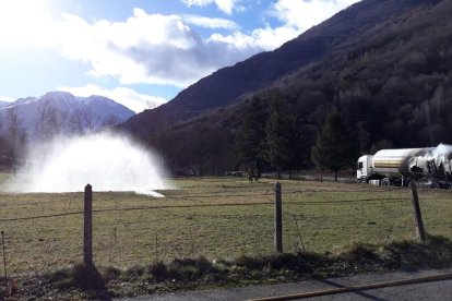 Un chorro de agua impidió la propagación del gas vertido (en el suelo, la humareda frente al agua) por el camión quemado (a la derecha).