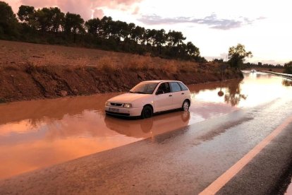 Un vehículo ayer en el acceso de la rotonda este en Cervera.