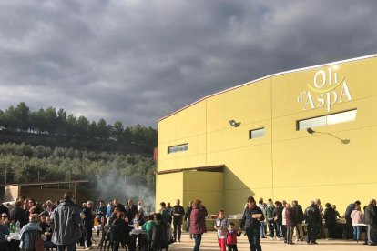 Conèixer com s’elabora l’oli i la recepta tradicional per a una bona tupina - Les al voltant de quatre-centes persones que van anar ahir al matí a Aspa per participar en la primera jornada de Camins d’or líquid al Segrià sec van poder con ...