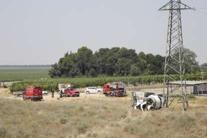 Vista del camió bolcat contra la instal·lació elèctrica, en el punt quilomètric 7 de l’L-802.