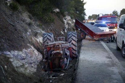 Vista de l’estat en el qual va quedar el tractor després de la col·lisió ahir a l’N-240 a Vinaixa.