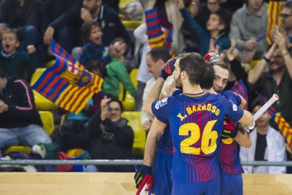 Los jugadores del Barça celebran uno de los cuatro goles marcados ayer al Reus.