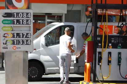 Una furgoneta reposta combustible en una gasolinera.