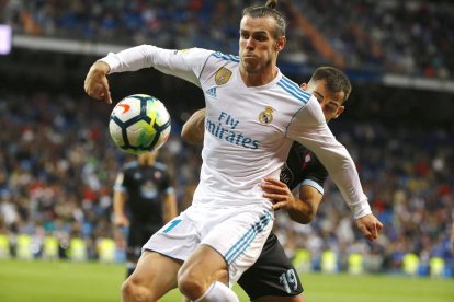 Bale pugna con el céltico Jonny en una acción del partido.