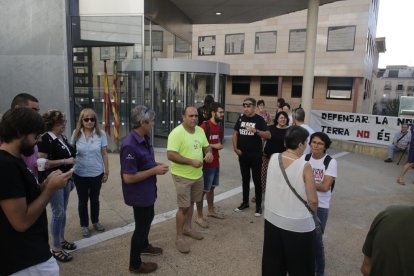 Una veintena de personas se ha concentrado en las puertas del Canyeret